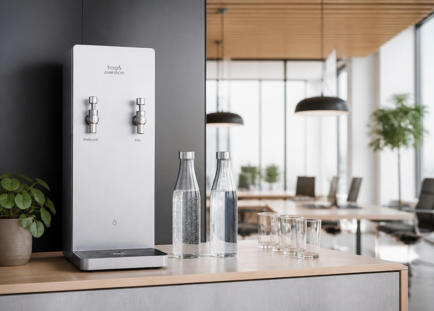 Vattenautomat med kolsyrat och stilla vatten på ett kontor